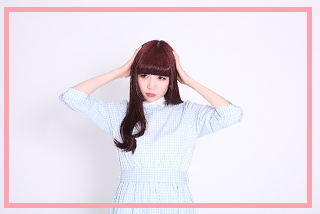 お風呂掃除悩む女性.png